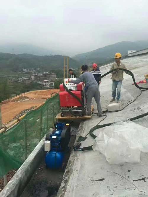 垃圾池防腐防水聚脲喷涂 应该怎么处理?(图1) 辽宁鞍山客户屋顶防水聚脲喷涂机施工现场